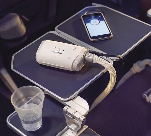 CPAP AirMini AutoSet ResMed é um dos menores aparelhos CPAP do mundo que poderá te acompanhar em qualquer lugar e em todas as noites. Você pode utilizar o AirMini de forma constante, com o máximo de qualidade mobilidade!