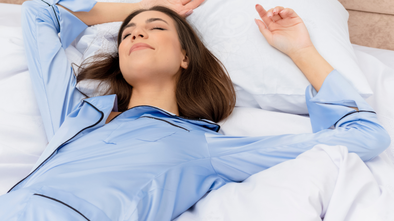 Pessoa dormindo enquanto monitora a saúde respiratória durante a noite